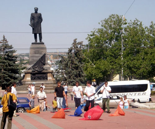 Севастополь. Вечный огонь. Площадь Нахимова. Осквернение флагов политических партий Украины